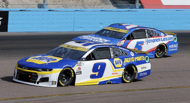 Chase Elliott (9) battles Kyle Larson Sunday at Phoenix Raceway during the NASCAR Cup Series finale. (HHP/Tim Parks Photo)