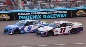 Kyle Larson (5) battles Denny Hamlin Sunday at Phoenix Raceway. (Ivan Veldhuizen Photo)