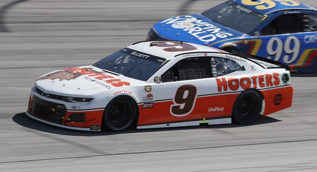 Hooters will continue as a primary sponsor of Chase Elliott through the 2024 season. (HHP/Andrew Coppley Photo)