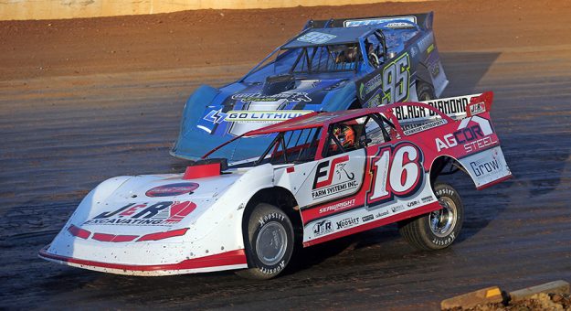 Sam Seawright (16) battles his way to the front during Saturday's Cabin Fever race at Boyd's Speedway. (Chad Wells Photo)